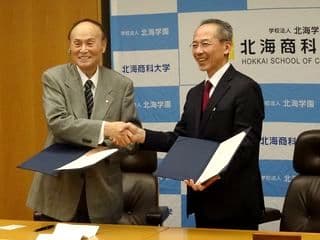 高大連携協定書調印式握手