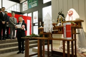 銅像建立除幕式