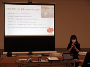 学生交換事業うちわ作り体験説明