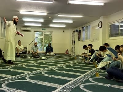 札幌マスジド（モスク）にて、イマーム（左）の説明を聞く