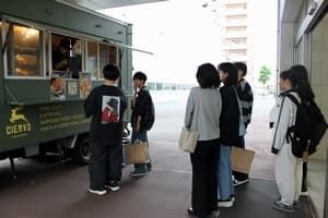 キッチンカーの人気メニュー「ザンギ丼」