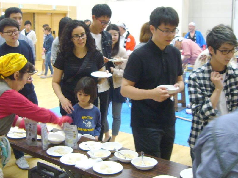 学生交換事業餅つき体験配膳