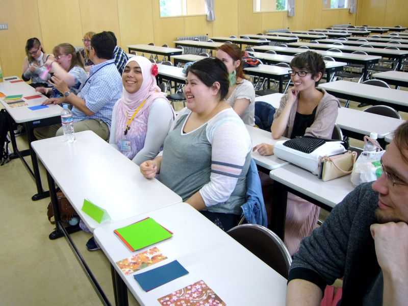 学生交換事業折り紙体験受講生