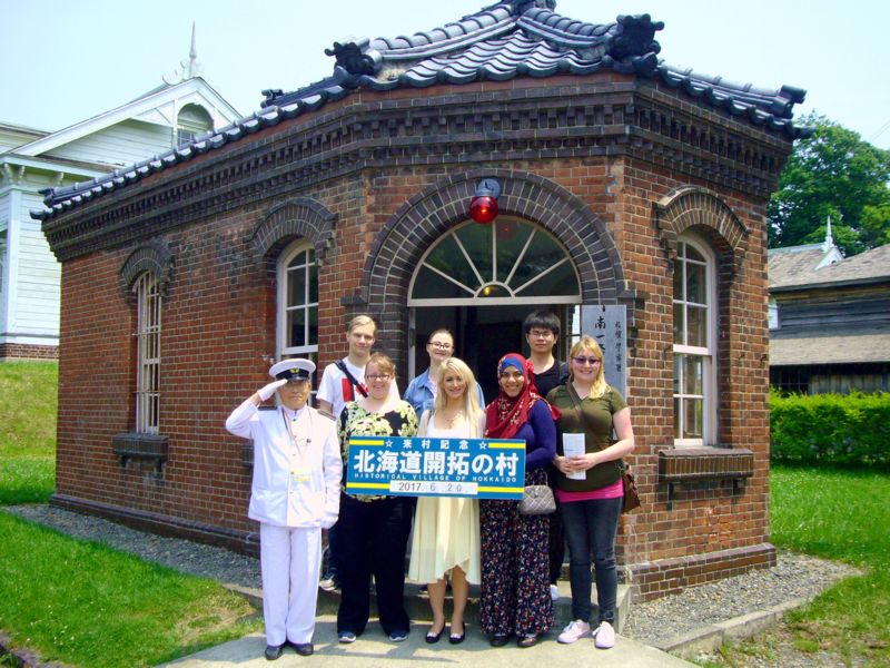 学生交換事業北海道開拓の村集合写真