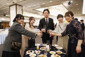 卒業生を送る会乾杯写真